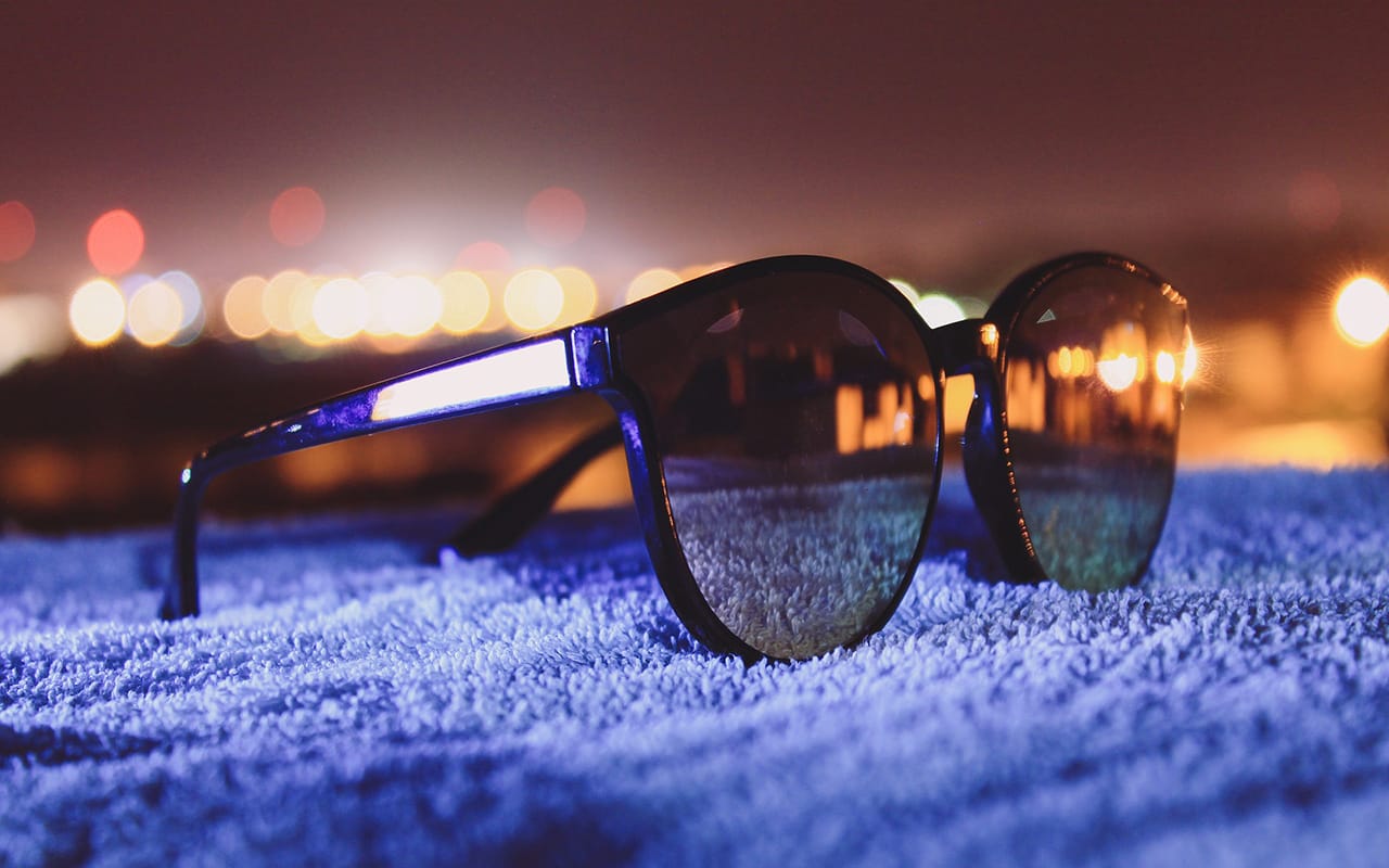 Купить очки ночью. Солнцезащитные очки. Солнечные очки ночью. Яркие солнцезащитные очки. Зимние очки.